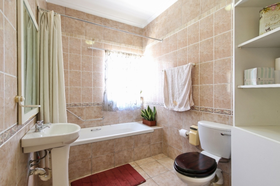 To Let 6 Bedroom Property for Rent in Sunset Beach Western Cape